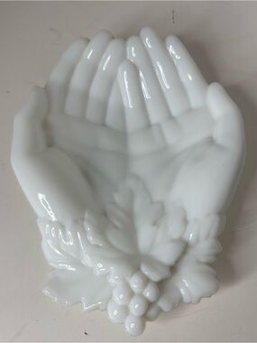 Vintage Westmoreland Milk Glass Queen Victoria’s Open Hands Dish 7.5” X 5.5”